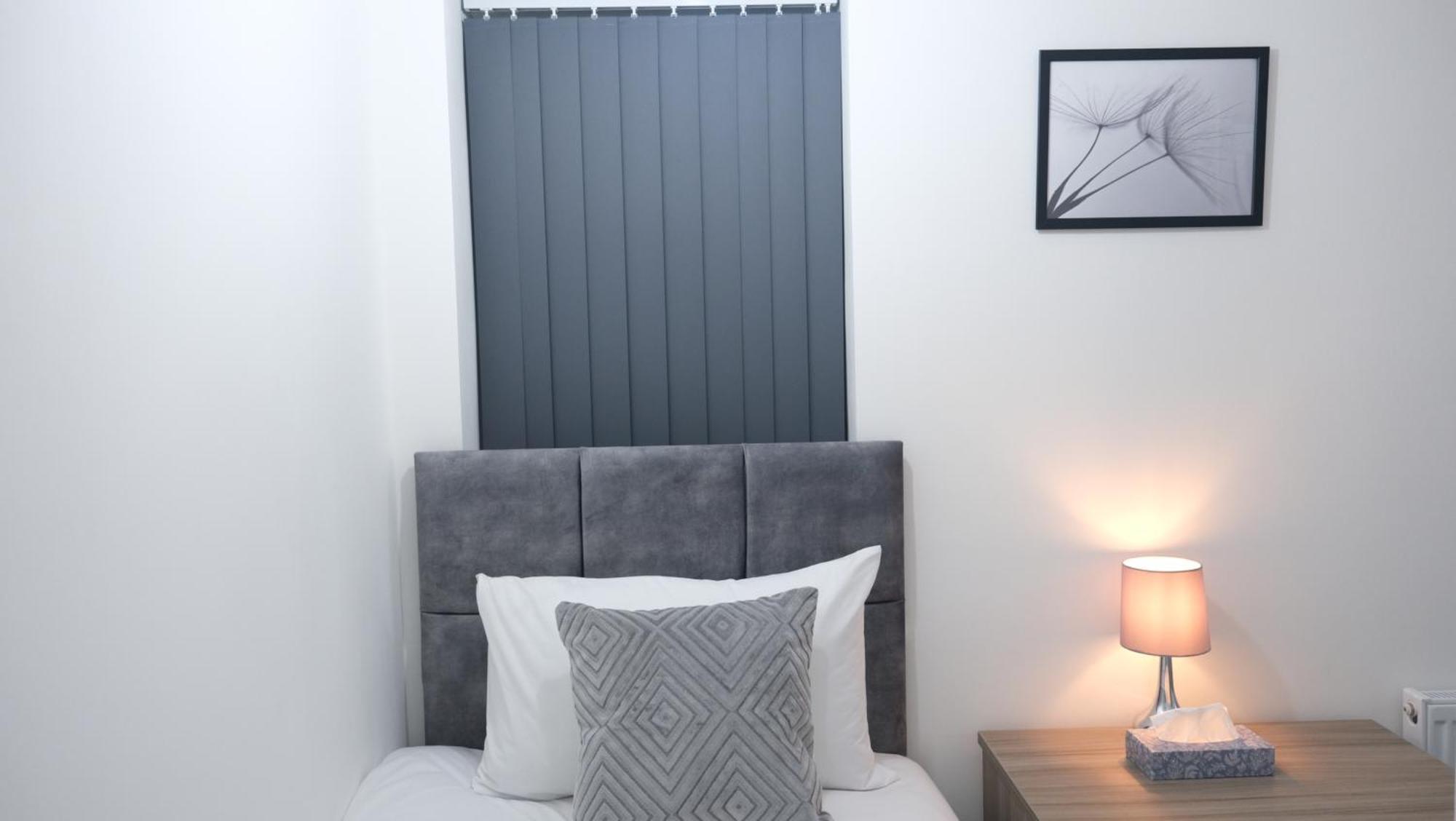 Modernized Three Bedroom House Near Stadium, Attractions, Centre - Sky N Netflix - Convenient Transport *