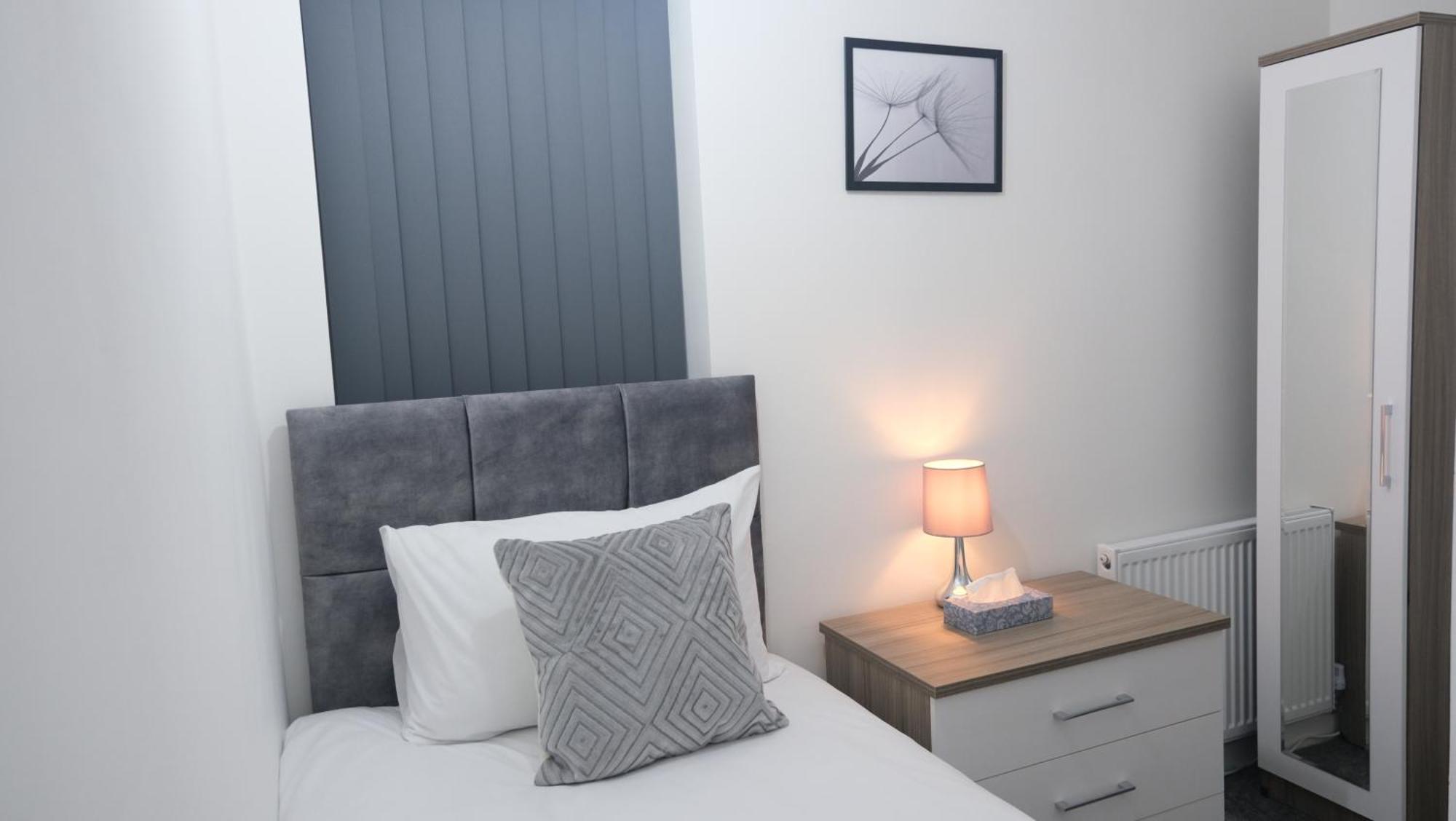 Casa de férias Modernized Three Bedroom House Near Stadium, Attractions, Centre - Sky N Netflix - Convenient Transport *
