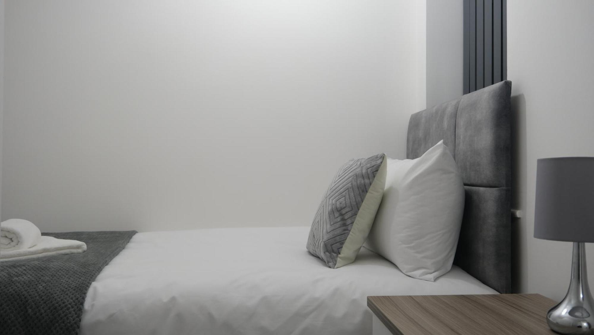 Modernized Three Bedroom House Near Stadium, Attractions, Centre - Sky N Netflix - Convenient Transport *