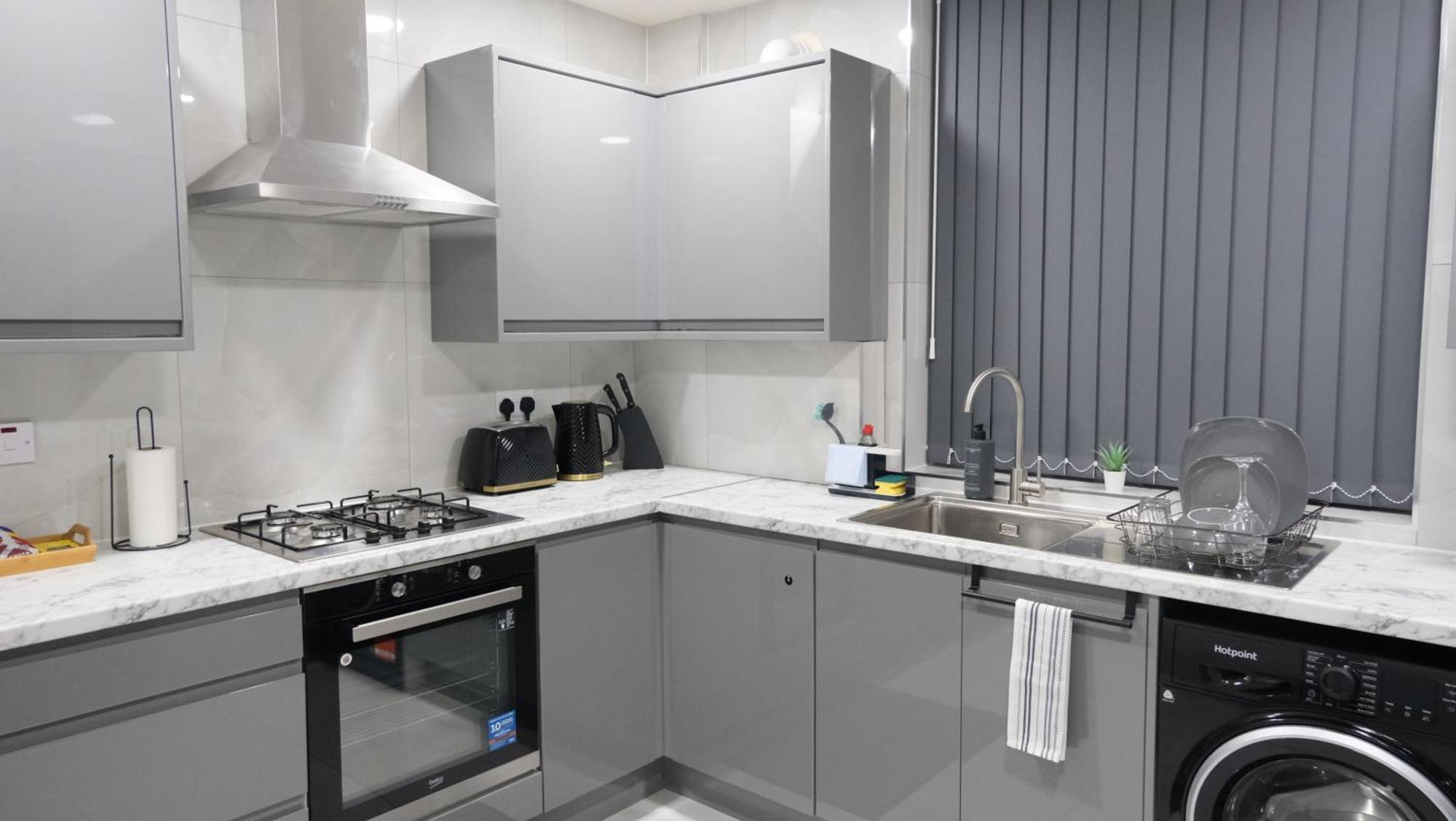 Modernized Three Bedroom House Near Stadium, Attractions, Centre - Sky N Netflix - Convenient Transport Casa de férias *