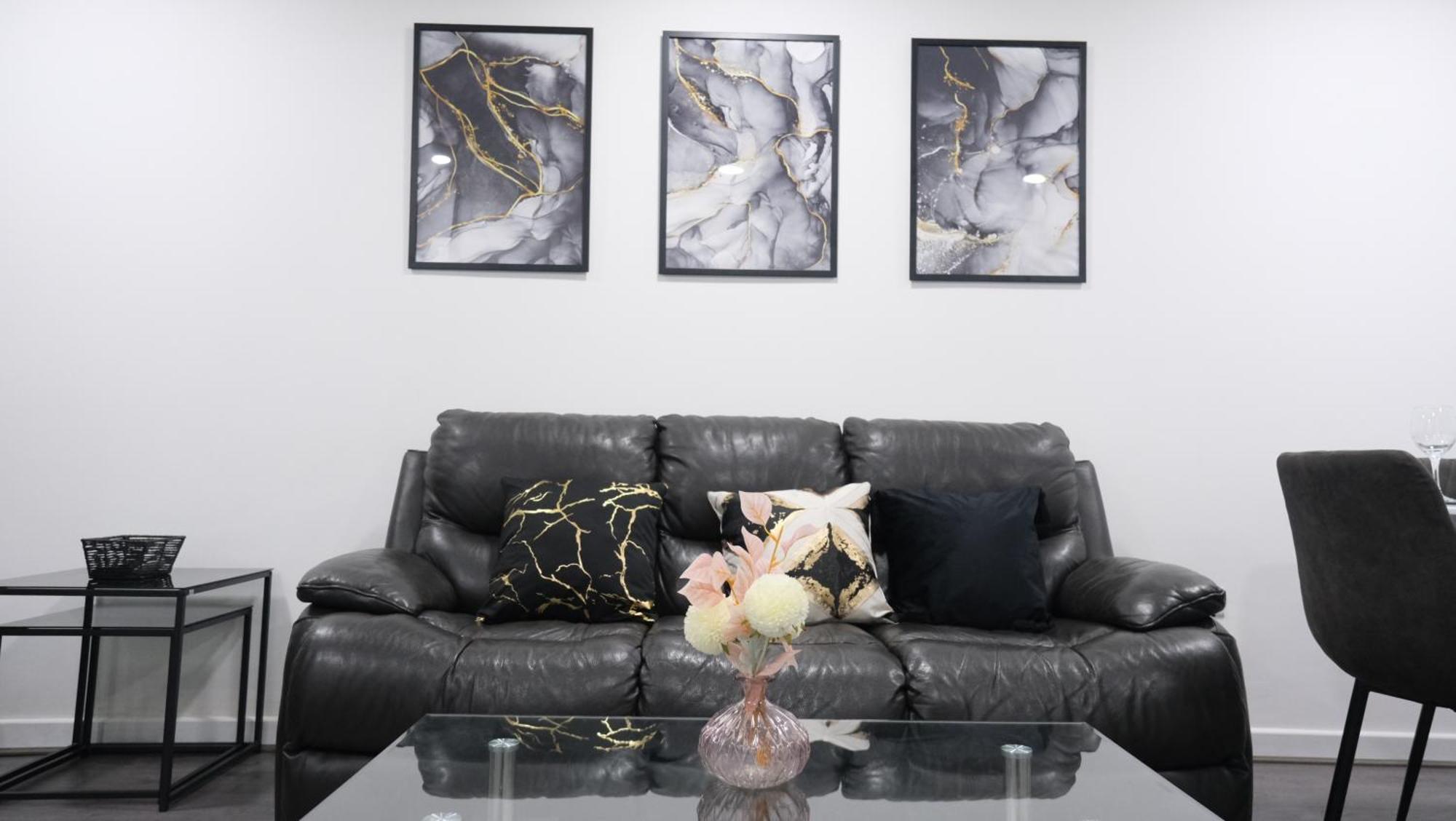 Modernized Three Bedroom House Near Stadium, Attractions, Centre - Sky N Netflix - Convenient Transport *
